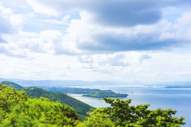 Si Sawat Mahallesi, Kanchanaburi Tayland 'daki Srinagarind Barajı' nın üzerinde büyük bir rezervuarla doğanın güzel manzarası..