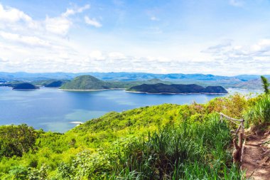 Si Sawat Mahallesi, Kanchanaburi Tayland 'daki Srinagarind Barajı' nın üzerinde büyük bir rezervuarla doğanın güzel manzarası..
