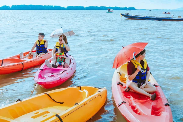 Chanthaburi Thailand Abril 2019 Turistas Não Identificados Viajam Barco Balsa — Fotografia de Stock