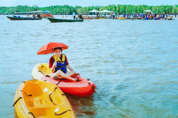 2019年4月15日 不明身份的游客乘坐木筏旅行 在2019年4月15日在泰国昌塔布里的Bang Chan 无地村 放松和划船 — 图库照片