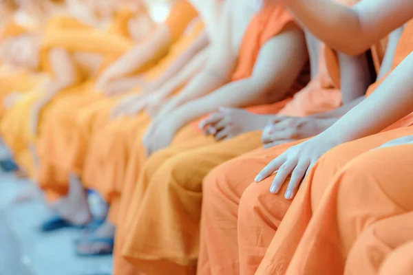 Group Novices Sit Wait Water Pouring Ceremony Songkran Festival Selective — Stock Photo, Image