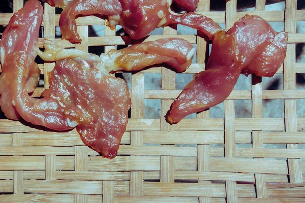 Cerca Carne Cerdo Cortada Poner Tejido Bambú Secar Por Sol — Foto de Stock