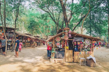 RATCHABURI THAILAND-JANUARY 19,2020: El sanatları, ev yapımı yiyecekler, pamuk giysiler ve yerel Karen köylülerinden gelen ve Ratchaburi Tayland 'daki Ohpoi Pazarı adlı yerel pazarı kuran.