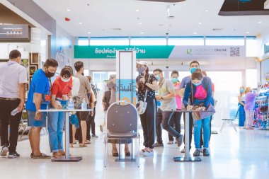 KANCHANABURI, THAILAND-MAYIS 19,2020: Tüm insanlar, Corona virüsünün (Covid-19) Robinson 'da yayılmasını önlemek için alışveriş yapmadan önce bir QR kodu veya kayıt defteri kullanarak kimliklerini kaydetmek zorundalar