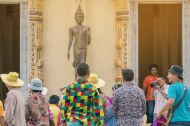 RATCHABURI -THAILAND-APRIL 14: Kimliği belirlenemeyen insanlar papazlığa katılırken, 14 Nisan 2019 'da Tayland' ın Ratchaburi kentinde bulunan tapınaktaki yeni keşişten atılan paraların keyfini çıkarın..