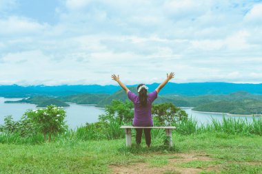 Kadın manzarası, Si Sawat Mahallesi, Kanchanaburi Tayland 'daki Srinagarind Barajı' nın yukarısında büyük bir rezervuarla doğanın güzel manzarasının keyfini çıkarıyor..