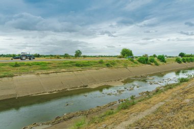 Beton duvardaki sulama kanalı ya da sulama kanalı Tayland 'ın yağmur mevsiminde kuruyan çiftçinin su rezervuarından tarım alanına su gönderin.. 