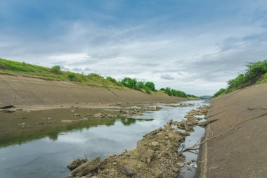 Beton duvardaki sulama kanalı ya da sulama kanalı Tayland 'ın yağmur mevsiminde kuruyan çiftçinin su rezervuarından tarım alanına su gönderin.. 
