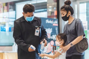 KANCHANABURI, THAILAND-11 Temmuz 2020: Tüm müşteriler Coronavirus 'u (Covid-19) önlemek için alışverişe çıkmadan önce sıcaklığı kontrol etmeli ve ellerini alkol jeliyle yıkamalıdır