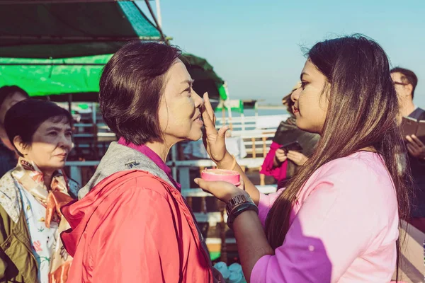 Mandalay Myanmar Enero 2019 Guía Turística Femenina Pinta Polvo Tanaka — Foto de Stock