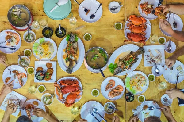 Вид Счастье Семьи Наслаждаться Едой Различными Блюдами Морепродуктов Ужин — стоковое фото