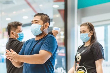 KANCHANABURI, THAILAND-11 Temmuz 2020: Tüm müşteriler Coronavirus 'u (Covid-19) önlemek için alışverişe çıkmadan önce sıcaklığı kontrol etmeli ve ellerini alkol jeliyle yıkamalıdır