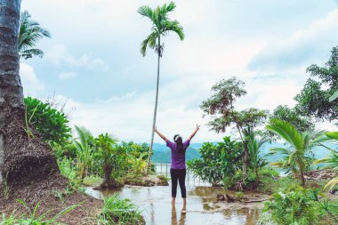 Kadın manzarası, Si Sawat Mahallesi, Kanchanaburi Tayland 'daki Srinagarind Barajı' nın yukarısında büyük bir rezervuarla doğanın güzel manzarasının keyfini çıkarıyor..