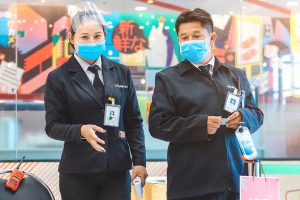 Kanchanaburi Tailandia Julio 2020 Guardia Seguridad Relaja Después Usar Los — Foto de Stock