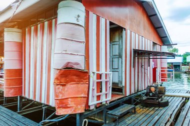 Yüzen ahşap sal evi için eski elektrik jeneratörü. Çekici kullanarak..