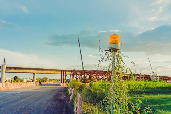 晚上建造一座横跨灌溉渠的汽车桥的警灯 有选择地关注警灯 — 图库照片