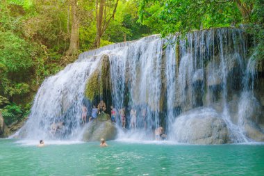 Kanchanaburi Tayland - 16 Kasım : Birçok turist Şelale standı ve Kasım'da Erawan Şelalesi'nde duş alarak 16,2018 Kanchanaburi, Tayland