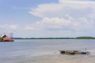 Chanthaburi, Tayland: 15 Nisan 2019 Bang Chan, Khlung, Chanthaburi, Tayland'da 15 Nisan 2019 tarihinde Balıkçı Köyü Manzarası (No-Land Village)