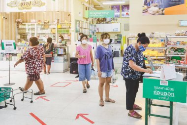 KANCHANABURI, THAILAND-MAY 31,2020: Tesco Lotus 'ta Corona virüsünün (Covid-19) yayılmasını önlemek için alışveriş yapmadan önce herkes kimliklerini QR kodu veya kayıt defteri kullanarak kaydettirmelidir.
