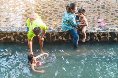KANCHANABURI, THAILAND - 1 Ocak 2020 'de Kanchanaburi, Tayland' da kimliği belirlenemeyen Asyalı turistler cesedi sıcak maden suyuna batırıp sağlık için Hindad Hotspring 'te yıkandılar..