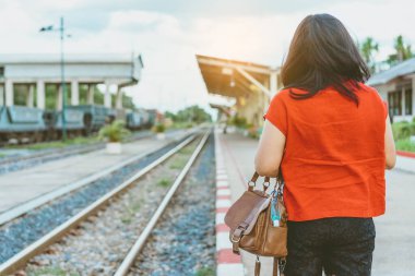 Corona Virüsü 'nü (Covid-19) öldürmek için mini taşınabilir alkol jeli şişesi demiryolu istasyonundaki kadının deri omuz çantasına asıldı. Yeni normal yaşam tarzı. Sağlık hizmeti konsepti. Alkol jeline odaklan