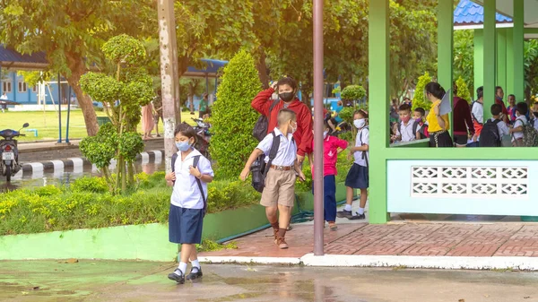 Kanchanaburi Thailand Juli 2020 Thailändische Studenten Tragen Verschiedene Medizinische Masken — Stockfoto