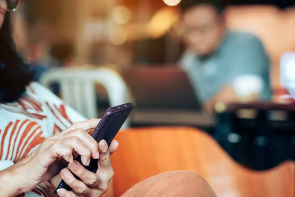 Las Manos Mujer Usan Teléfonos Inteligentes Relajan Con Bebidas Cafetería — Foto de Stock