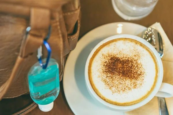 코로나 바이러스를 죽이기 알코올 Covid 카페테리아에서 뜨거운 커피가 어깨가 New — 스톡 사진