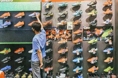 Kanchanaburi, Tayland - 18 Temmuz 2020: Kimliği belirsiz müşteriler Corona virüsünü önlemek için koruyucu maske takıyor (Covid-2019) ve Robinson mağazasından ayakkabı almayı seçiyorlar.