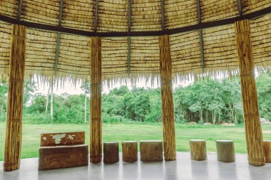 Birçok bambu bağı kenevir halatlarıyla birbirine bağlanır ve dinlenme kulübesi için sırık olarak kullanılır. Kenevir iplerine odaklan.