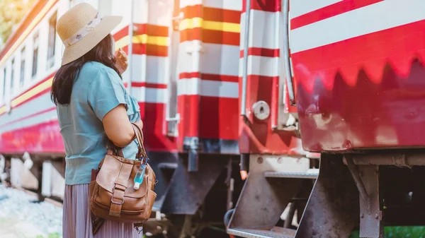 Corona Virüsü 'nü (Covid-19) öldürmek için mini taşınabilir alkol jeli şişesi demiryolu istasyonundaki kadının deri omuz çantasına asıldı. Yeni normal yaşam tarzı. Sağlık hizmeti konsepti. Alkol jeline odaklan