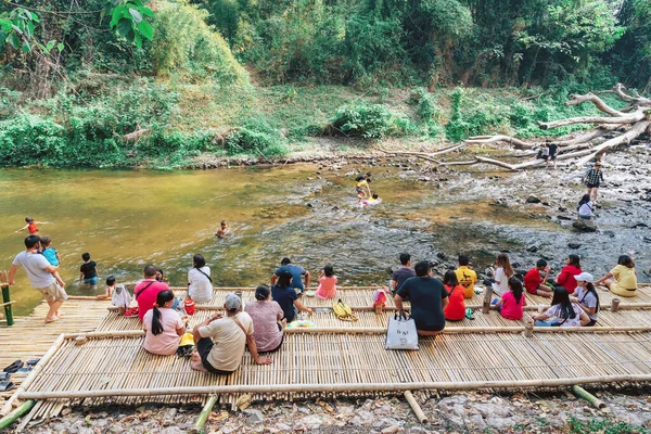 RATCHABURI THAILAND-JANUARY 19. 2020: Ratchaburi Tayland 'da 19 Ocak 2020' de Ohpoi Market 'te kimliği belirsiz insanlar ziyarete, dinlenmeye ve yüzmeye geliyor.