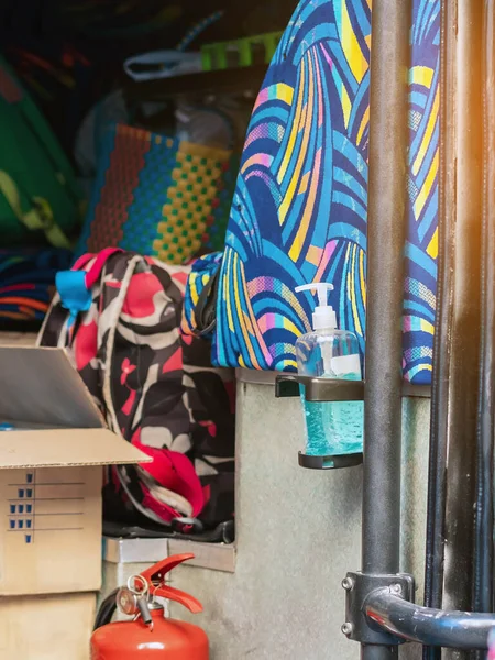 Botella Gel Alcohol Azul Colgada Puerta Del Autobús Dos Pisos — Foto de Stock