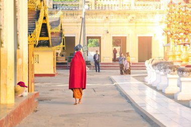 BAGAN-Myanmar, 21 Ocak 2019: Tanımlanamayan turistler Shwezigon Pagoda 'da 21 Ocak 2019, Bagan, Myanmar.