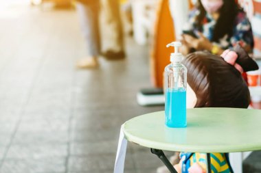 Coronavirus 'un (Covid-19) şehir kaldırımındaki genel kamu hizmeti için yayılmasını önlemek amacıyla el temizliği için mavi alkol jeli şişesi. Sağlık konsepti. Yeni normal yaşam tarzı.