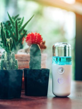 Corona virüsünün (Covid-19) müşterilere hizmet etmesini önlemek için el temizleme için alkol nano spreyi. Modern sağlık teknolojisi. Yeni normal yaşam tarzı. Seçici odak