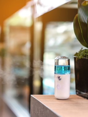 Corona virüsünün (Covid-19) müşterilere hizmet etmesini önlemek için el temizleme için alkol nano spreyi. Modern sağlık teknolojisi. Yeni normal yaşam tarzı. Seçici odak