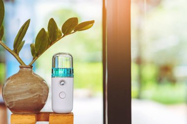 Corona virüsünün (Covid-19) müşterilere hizmet etmesini önlemek için el temizleme için alkol nano spreyi. Modern sağlık teknolojisi. Yeni normal yaşam tarzı. Seçici odak