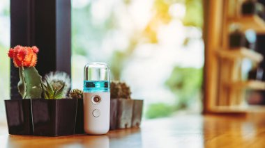 Corona virüsünün (Covid-19) müşterilere hizmet etmesini önlemek için el temizleme için alkol nano spreyi. Modern sağlık teknolojisi. Yeni normal yaşam tarzı. Seçici odak