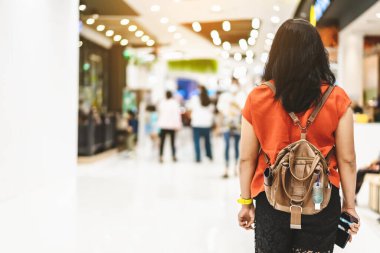 Corona Virüsü 'nü (Covid-19) öldürmek için mini taşınabilir alkol jeli şişesi alışveriş merkezine alışverişe giden bir kadının deri omuz çantasına asılır. Yeni normal yaşam tarzı. Alkol jeline odaklan