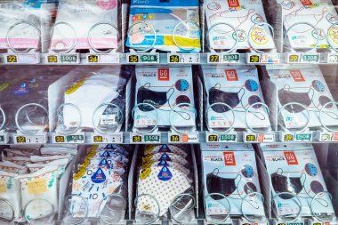 KANCHANABURI / THAILAND - 1 Ağustos 2020: Corona Virüsü 'nü (Covid-19) Robinson Mağazası' nın girişindeki otomatın önünde satmak için kumaş maskeler.