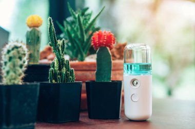 Corona virüsünün (Covid-19) müşterilere hizmet etmesini önlemek için el temizleme için alkol nano spreyi. Modern sağlık teknolojisi. Yeni normal yaşam tarzı. Seçici odak