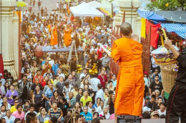 NAKHON THAILAND - NOVEMBER 16: Kimliği belirlenemeyen Tayland rahipleri, Tayland 'ın Nakhon Pathom kentinde Kasım 16.2019' da Wat Phra Pathommachedi 'de yapılan dini bir sadaka töreni olarak fakir / görgü tanıklarına kurdele-çiçek verdi.
