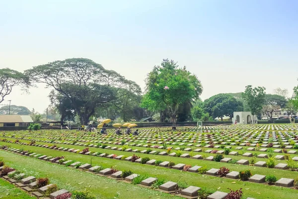 Kanchanaburi Thailand Fevereiro Trabalhadores Não Identificados Renovam Decoram Flores Cemitério — Fotografia de Stock