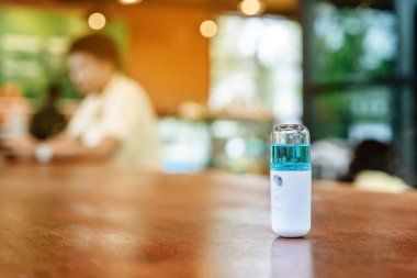 Corona virüsünün (Covid-19) müşterilere hizmet etmesini önlemek için el temizleme için alkol nano spreyi. Modern sağlık teknolojisi. Yeni normal yaşam tarzı. Seçici odak