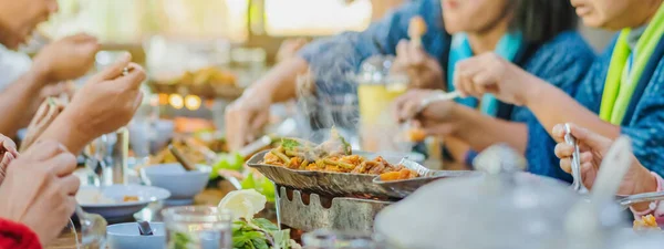 Groep Vrouwelijke Vrienden Genieten Van Eten Met Acacia Pennata Omelet — Stockfoto