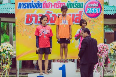 KANCHANABURI THAILAND - 2 AĞUSTOS: okulun atletizm yarışma madalyası ödül töreni. 2 Ağustos 2018 'de Kanchanaburi, Tayland' daki WatNongsua Okulu 'nda.