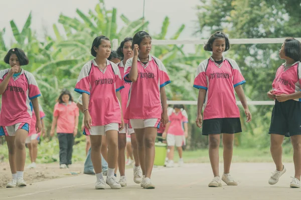 Tailandia Kanchanaburi Julio Estudiantes Identificadas Juegan Voleibol Parque Público Julio — Foto de Stock