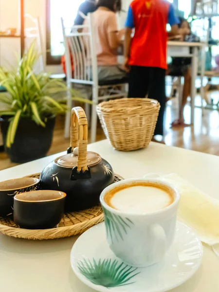 Café Cappuccino Chaud Avec Masque Protection Sur Une Table Bois — Photo