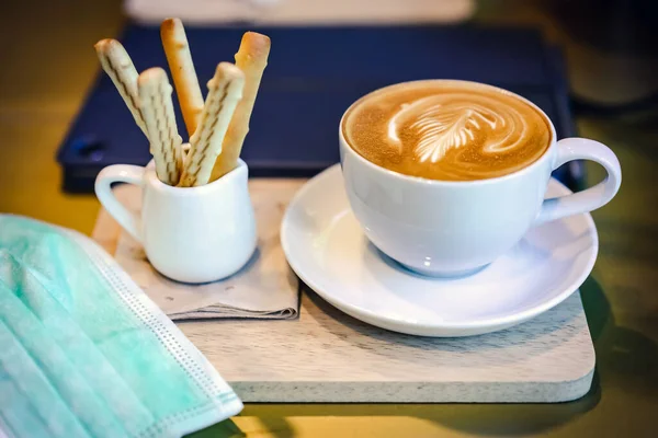 Café Cappuccino Caliente Con Máscara Protectora Sobre Una Mesa Madera — Foto de Stock